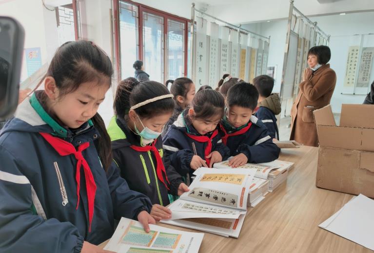 孩子們認真觀摩書法作品。