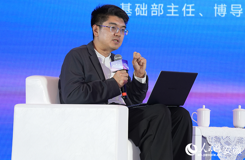冷凇参与圆桌对话。人民网记者 苗子健摄