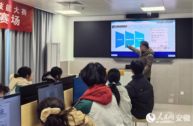 赵开江在课堂上教学生计算机应用基础。人民网记者 周坤摄