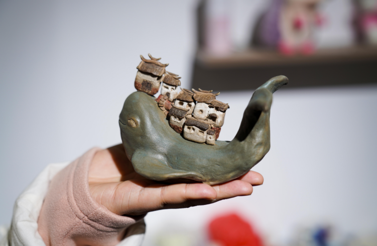 陶土制作的江豚造型创意摆件。