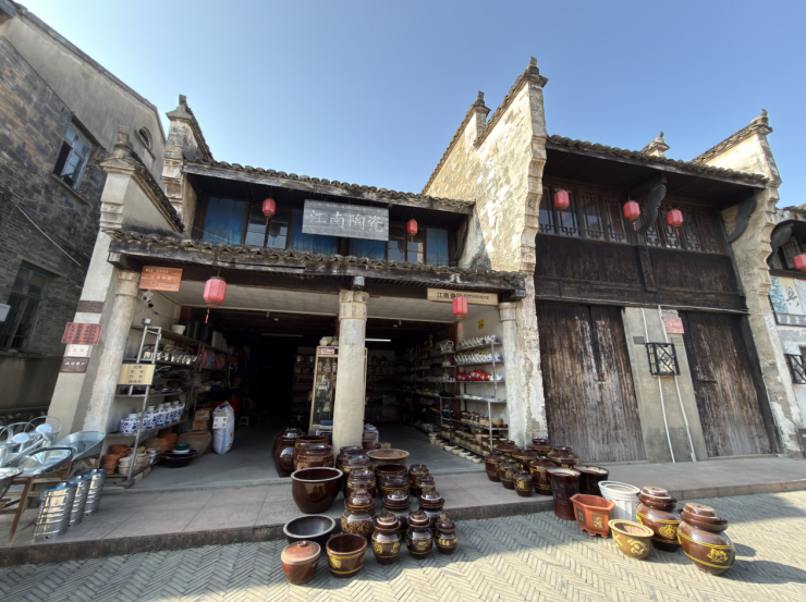 位于郊区大通镇澜溪老街上的江南陶瓷店。
