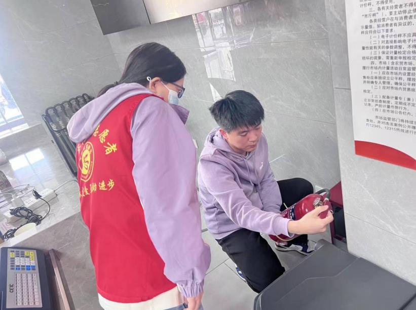 党员志愿者开展消防安全检查。