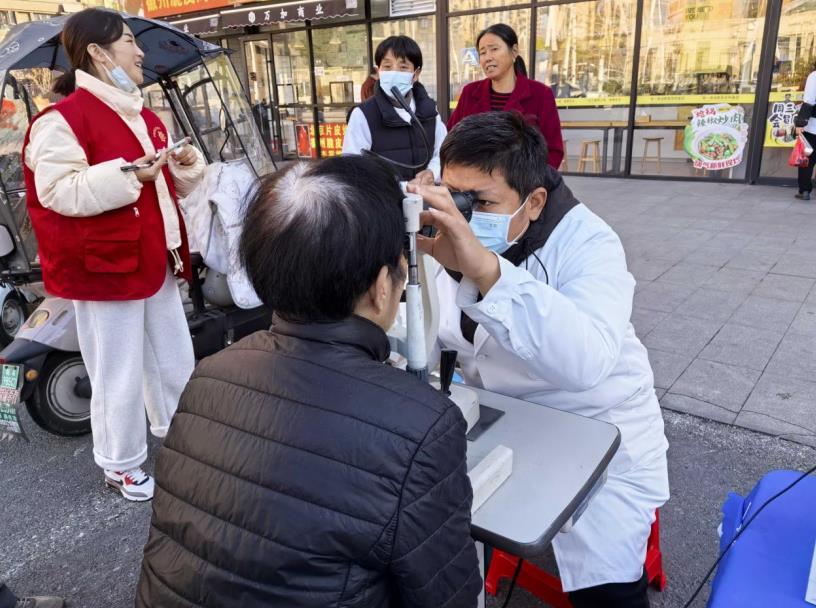 组织开展爱心义诊活动。