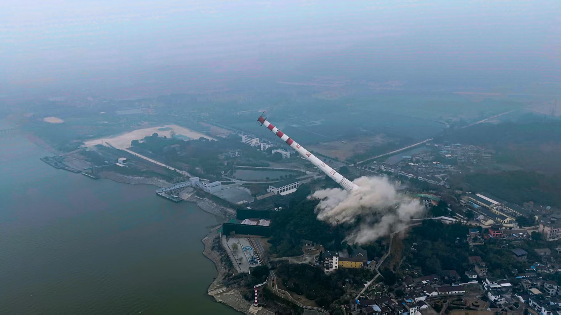 安徽首座500千伏跨江電塔爆破拆除。夏兵攝