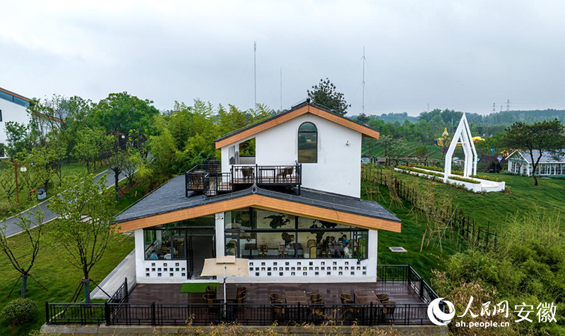 金安区中店镇黄泥店村瓜片咖啡馆。人民网记者 周坤摄