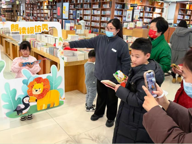 读者在淮北图书城参加“朗读模仿秀”活动。