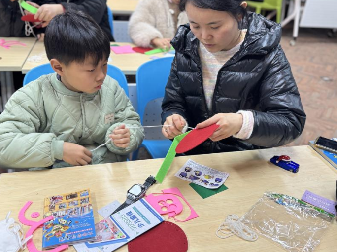 读者在蚌埠延安路店参加“冬至”主题亲子手工活动。
