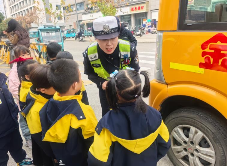 辅警开展安全知识宣讲。