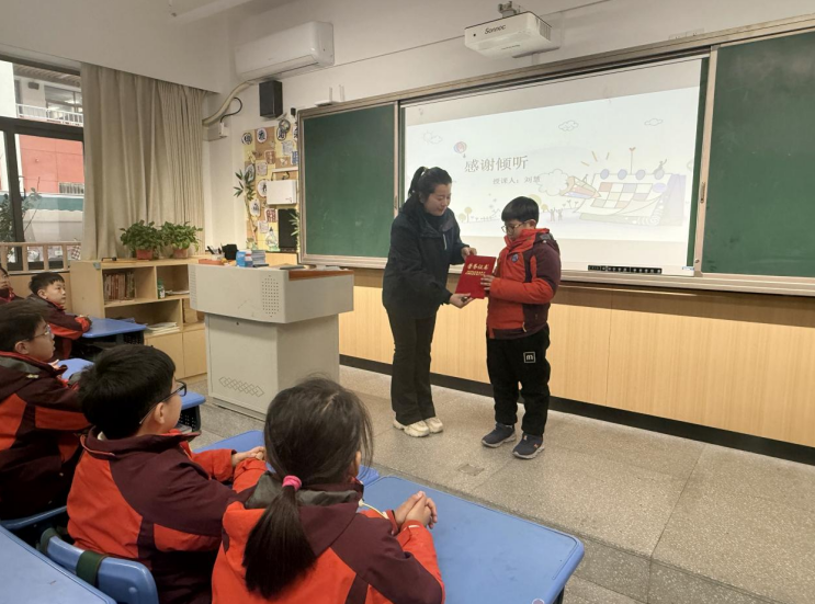 刘慧为赵子杰颁发“燃气安全小卫士”荣誉奖状。合燃华润燃气供图