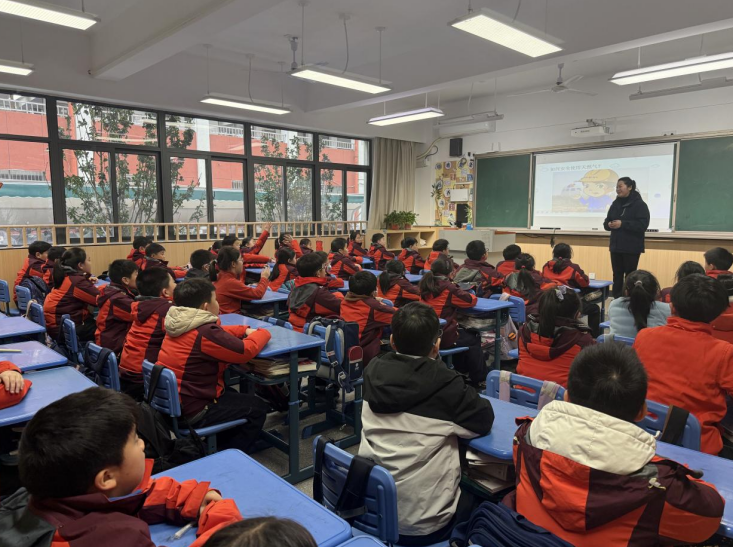 “刘慧小课堂”开展燃气安全科普 ，小朋友们积极举手回答问题。合燃华润燃气供图