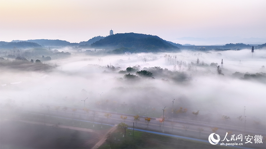 舒城万佛湖晨雾缭绕，美不胜收。人民网 郭昊摄