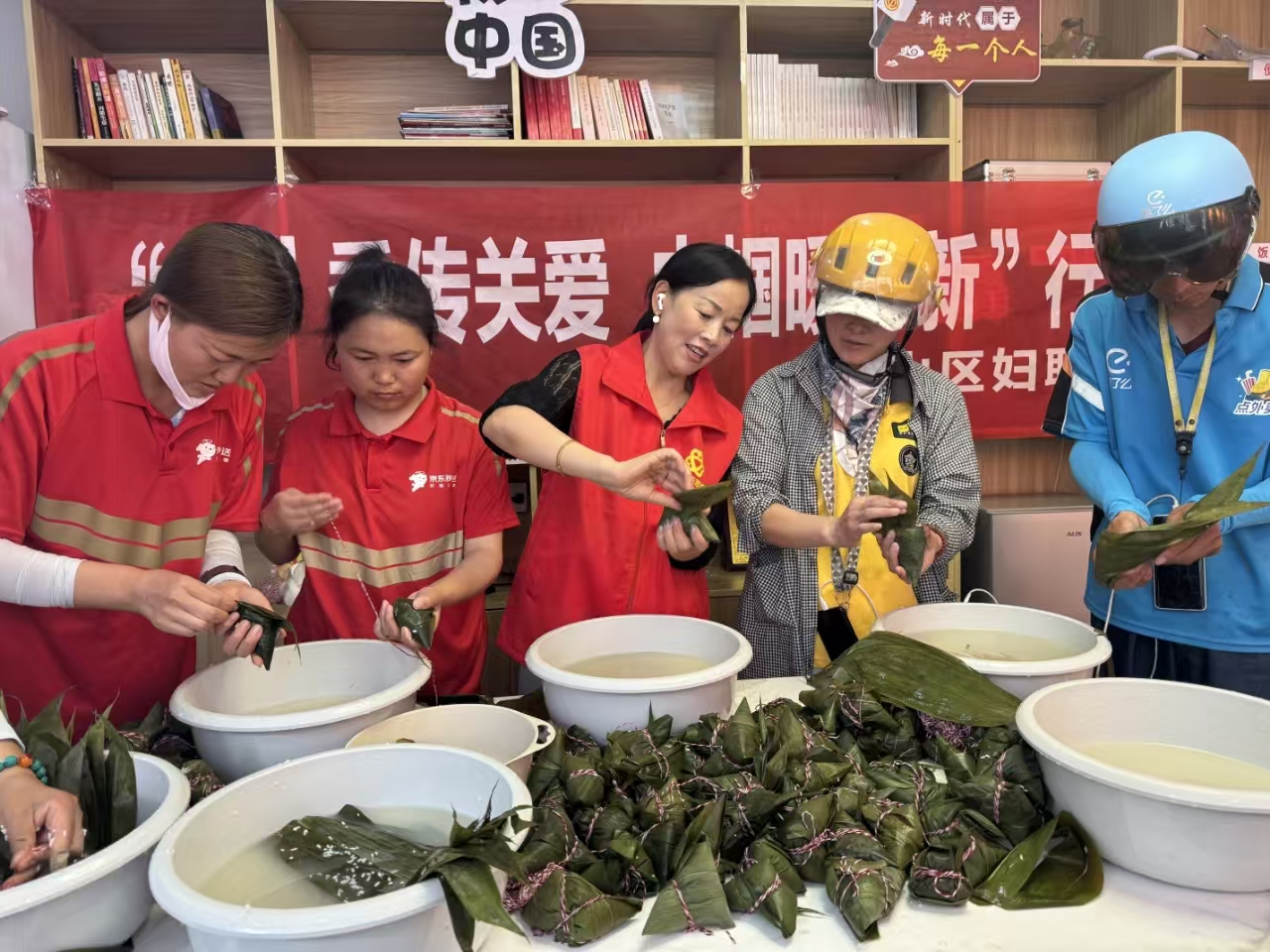 巾帼暖“新”行。