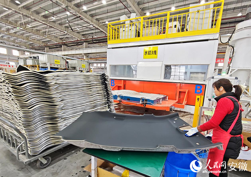 在吴圩镇一家汽车零部件企业里,工人正在加工汽车零件。人民网记者 周坤摄