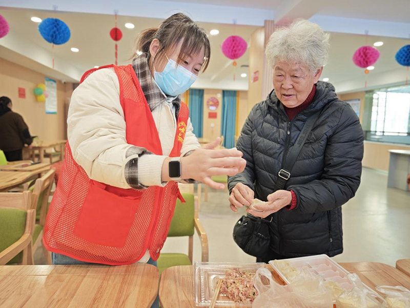 养老综合体内的冬至包饺子活动。受访者供图