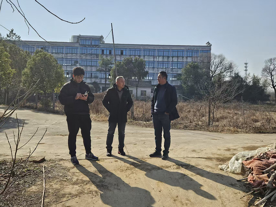 工作队走访村内企业主。黄大塘村驻村工作队供图