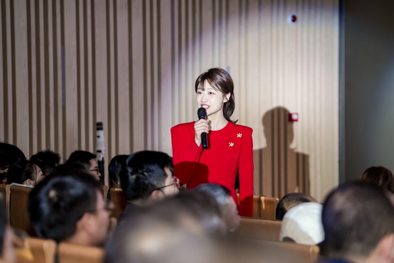 张思嘉走到观众中间宣讲。主办方供图