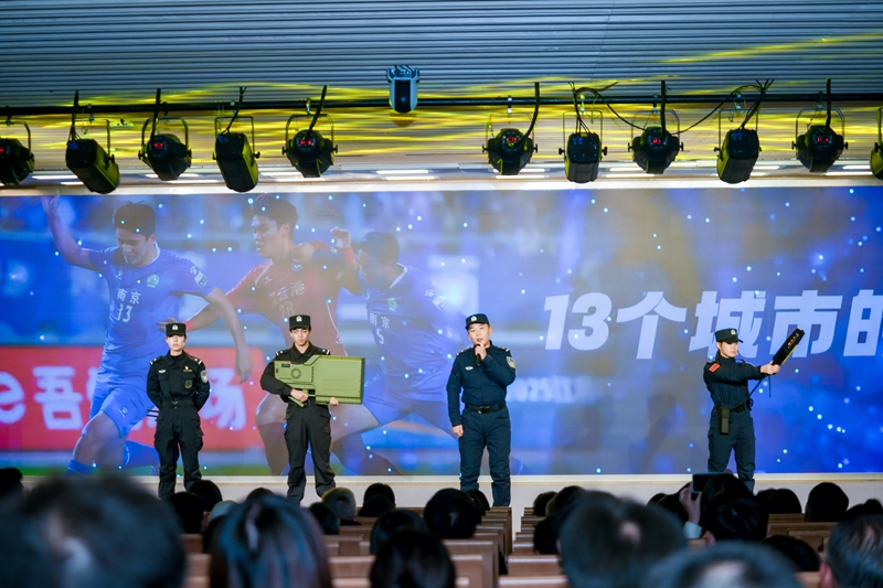 “金陵警鹰”无人机编队代表宣讲科技强警、护航“苏超”的故事。主办方供图