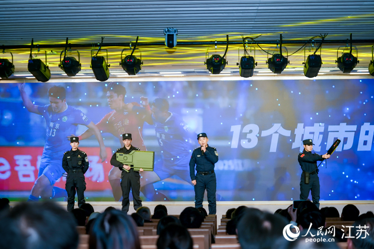 陈思远讲述“金陵警鹰”护航“苏超”的故事。人民网 余乐摄