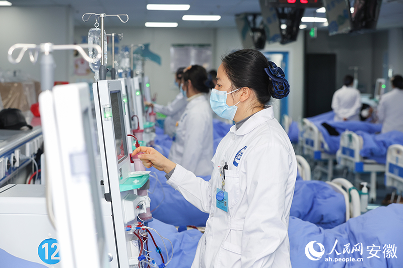 医护人员正在为患者做血液透析。人民网记者 张俊摄