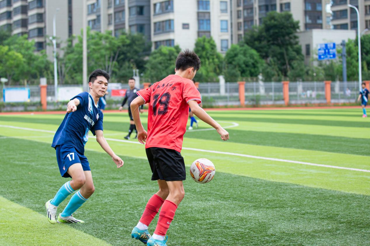 该校学生参加合肥市校园足球联赛。丰乐镇供图