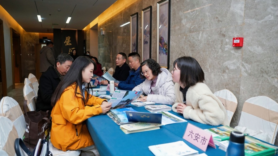 《清单》发布现场洽谈区文旅企业正在进行业务洽谈。