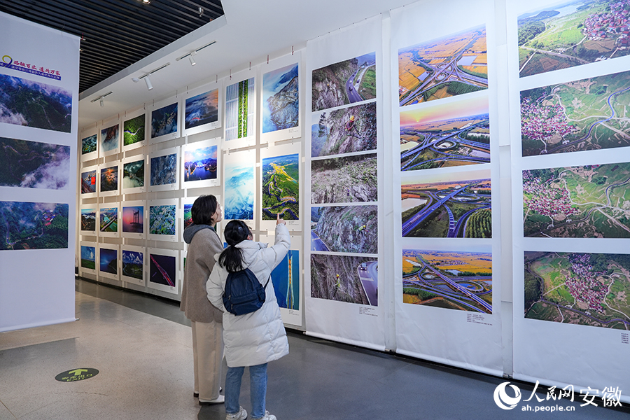 观众在展览现场参观。人民网记者 苗子健摄