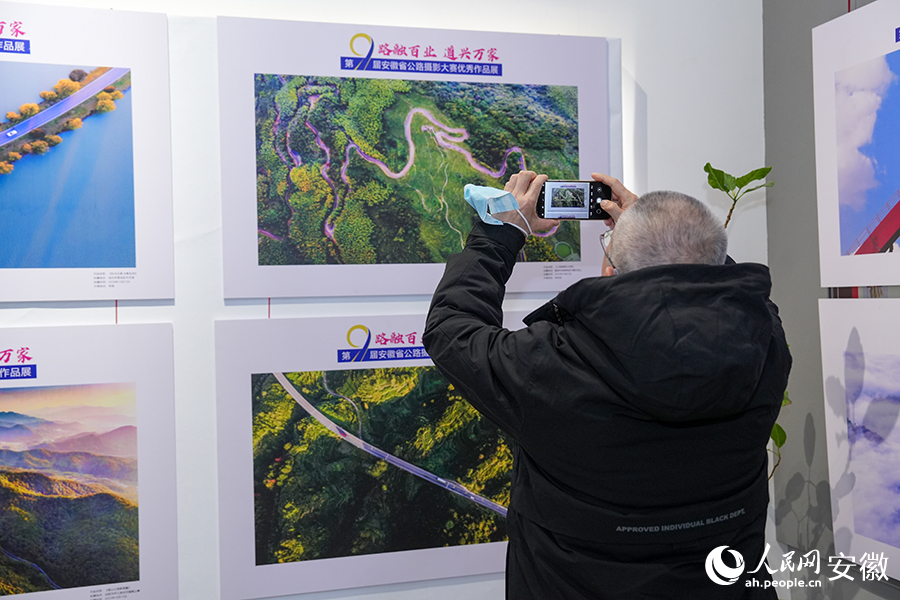 观众在展览现场参观。人民网记者 苗子健摄