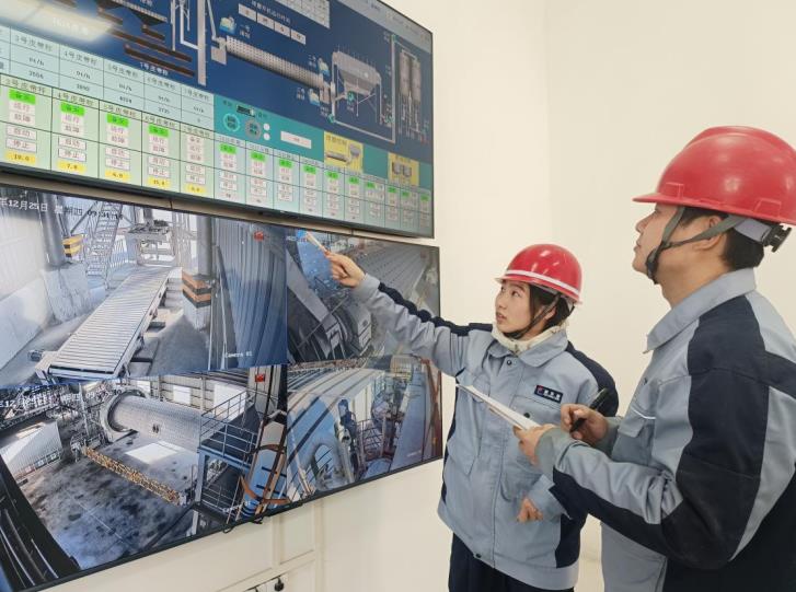 工人们在监测生产数据。石坚摄