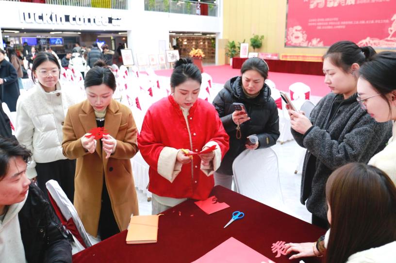 程娟娟教授師生剪紙。