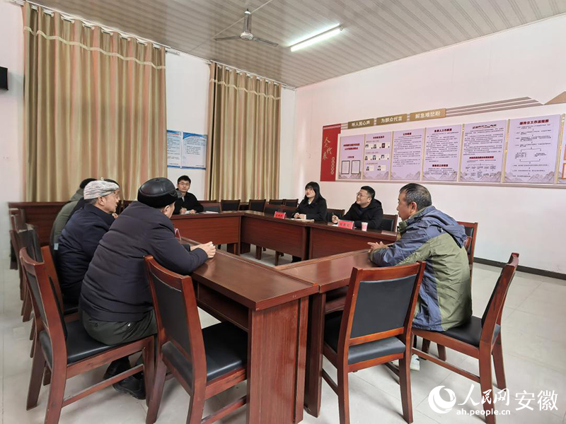 丰乐镇丰乐社区人大代表联系点内，人大代表在接待群众。人民网记者 韩震震摄