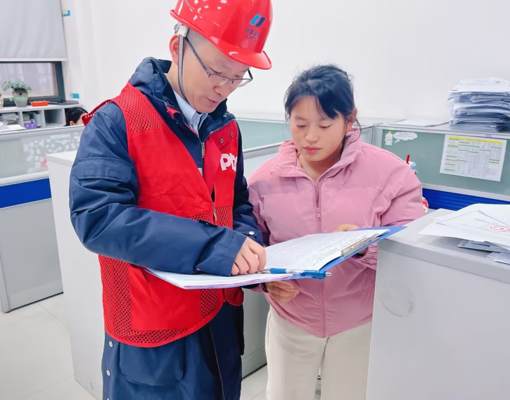 分公司理賠人員向客戶發送風險提示函。