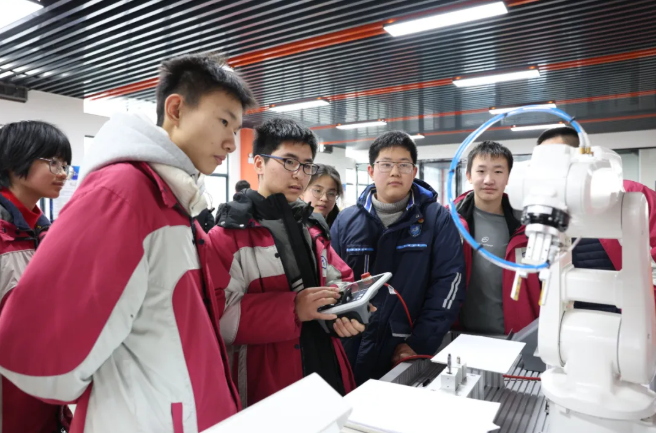 芜湖高级职业技术学校中小学职业体验活动“机器人技术”体验模块。