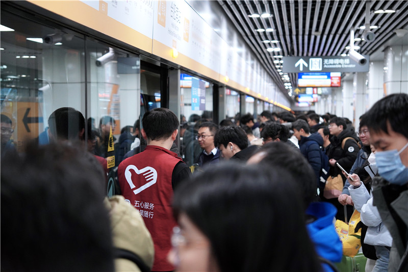 2025年12月31日合肥轨道通宵运营，图为合肥南站地铁站站台。合肥轨道交通集团供图