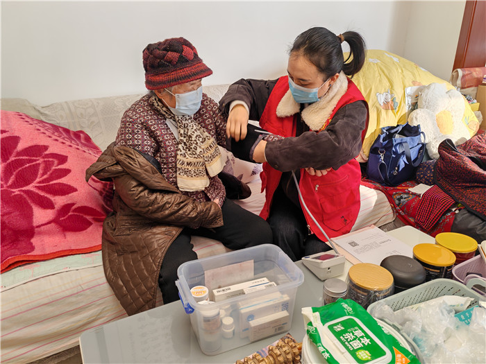 志願者走訪“窗帘之約”服務對象。長豐縣雙墩鎮供圖