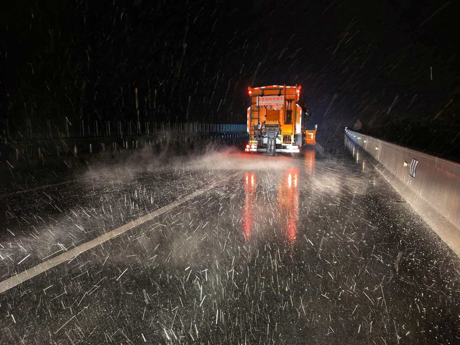 养护人员在合宣路桥头集公跨铁大桥除雪。