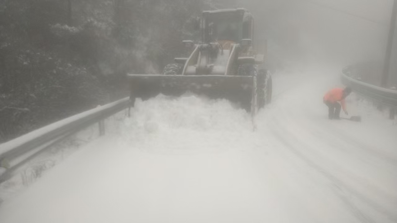 宣城市公路部门组织开展“机械+人工”进行除雪。