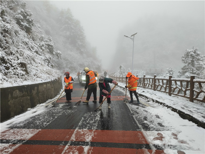 高效开展融雪剂洒布和积雪清除作业。