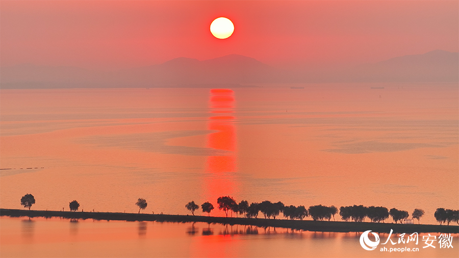 日出时分，巢湖水天一色。人民网 郭昊摄