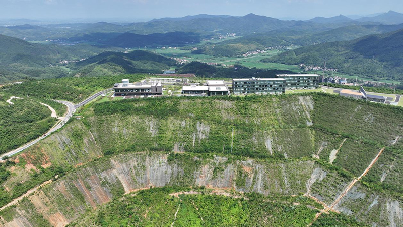 山顶废地长出“悬崖酒店”。（庐江县委宣传部供图）