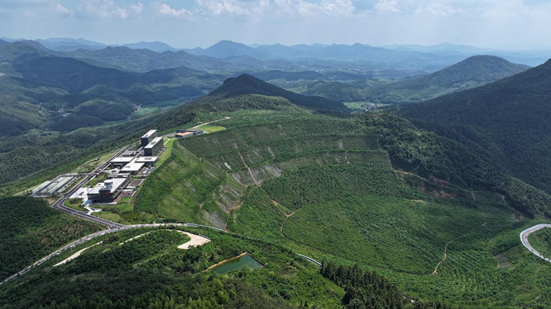 山顶废地长出“悬崖酒店”。（庐江县委宣传部供图）