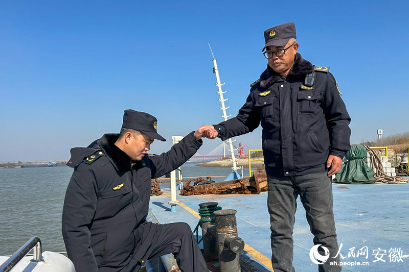 程友清拉着儿子程伟登上趸船。人民网记者 李希蒙摄