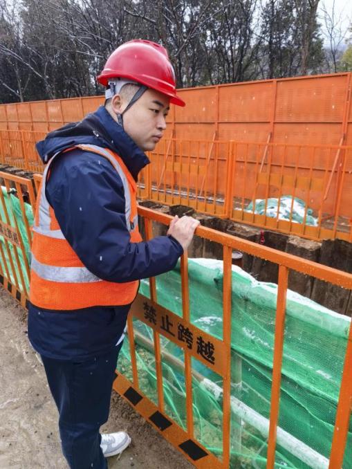 工程管理員許志偉正在檢查楓林路現場施工情況
