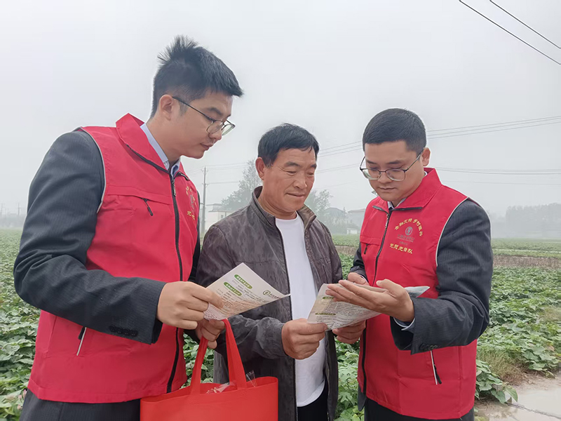 阜陽農行黨員先鋒隊深入走訪種糧大戶、家庭農場、農業產業化龍頭企業等新型經營主體,用腳步丈量民情,用服務破解難題,用心、用情、用力做好涉農金融服務。