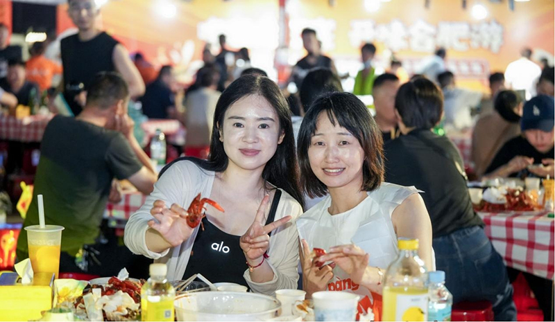 市民品尝合肥龙虾。合肥市龙虾协会供图