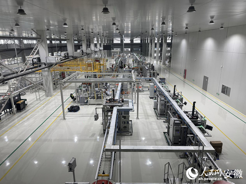 安徽泰集动力科技有限公司正进行设备调试。人民网记者 吕欢欢摄