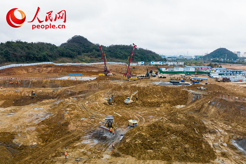 1月4日，貴州省貴安新區環西小學貴安學校建設現場。人民網記者 涂敏攝