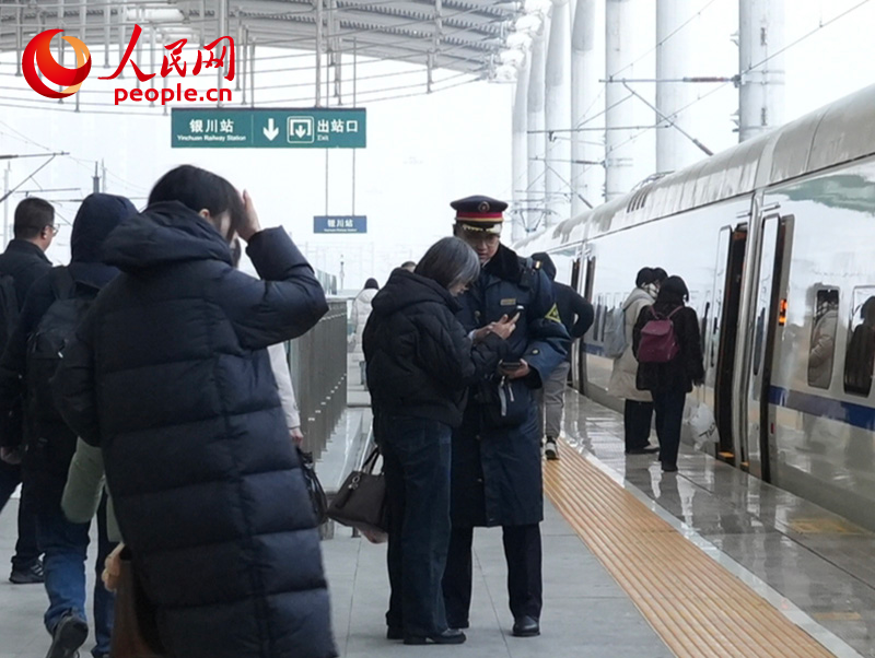 1月4日，銀川火車站工作人員正在幫助旅客核對乘車信息。人民網記者 梁宏鑫攝