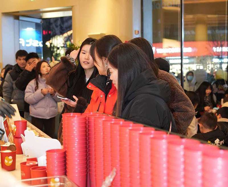 連日來 崔月所在的飲品店生意火爆，元旦假期賣出去4000多杯。崔月攝
