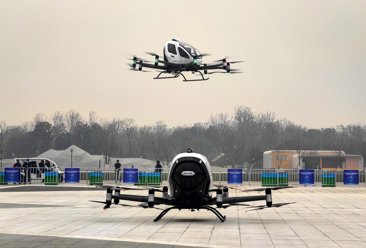 亿航EH216-S在合肥开展全球商业首飞演示。刘庆桥摄