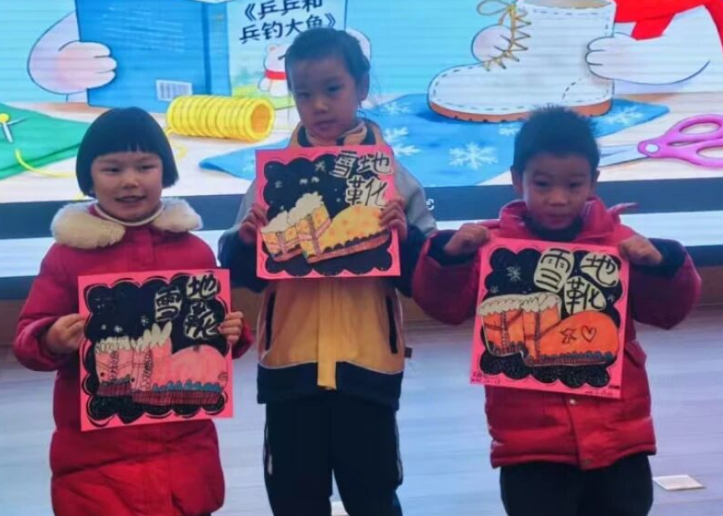 孩子們展示手工作品。